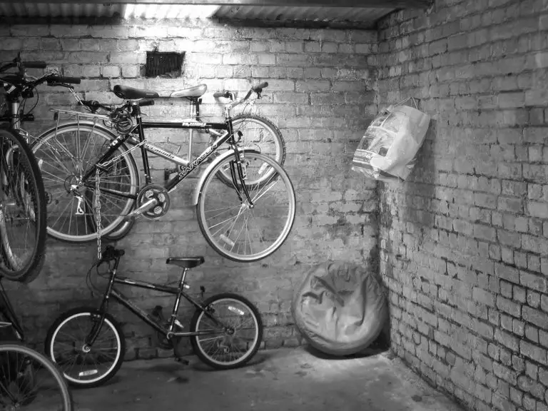 Plusieurs vélos accrochés au mur d'un garage