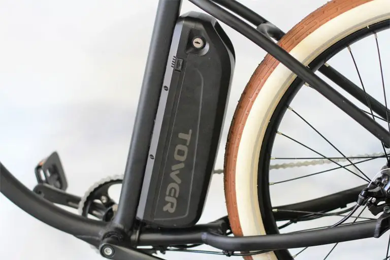 Vélo électrique avec zoom sur batterie du vélo