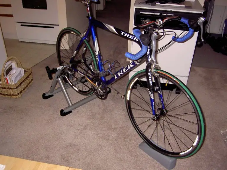 Vélo de course bleu sur un choix de home trainer dans son garage