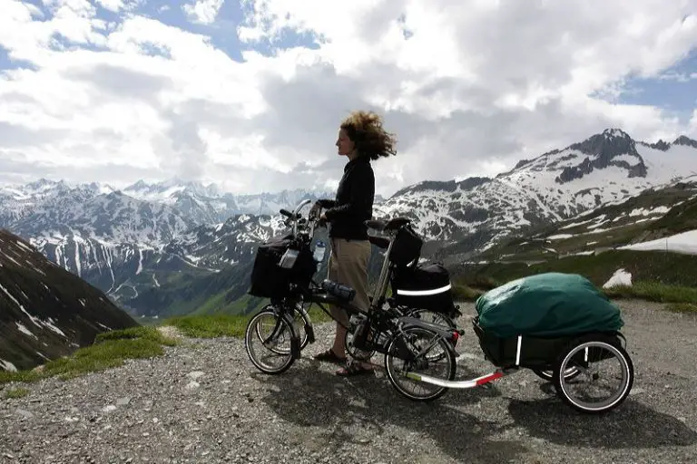 Femme avec deux vélos électriques équipés d'un remorque