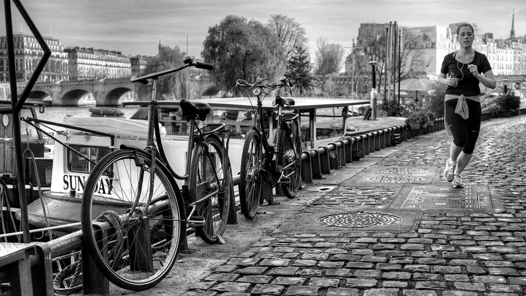 Deux vélos sur un pont à Paris.