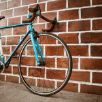 Guide achat vélo. Vélo de course contre un mur