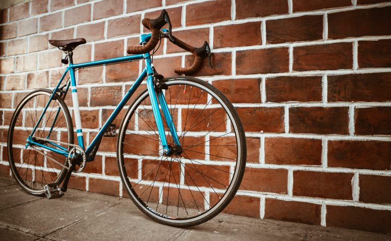 Guide achat vélo. Vélo de course contre un mur