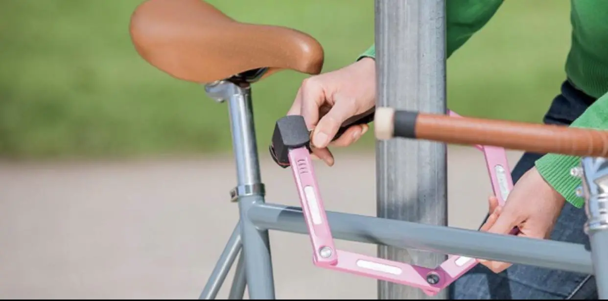 Comment transporter un cadenas sur son vélo ?