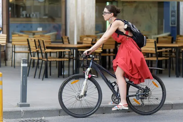 comment faire du vélo avec une robe longue